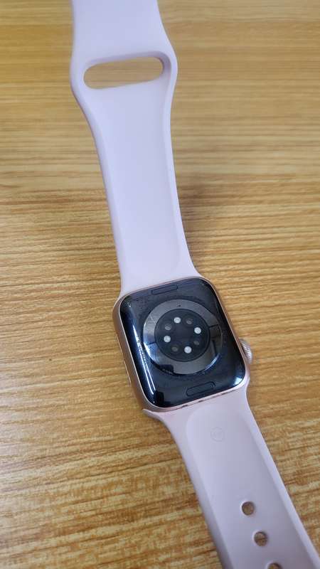 Apple Watch - Series 6 - GPS - Gold - Good Condition