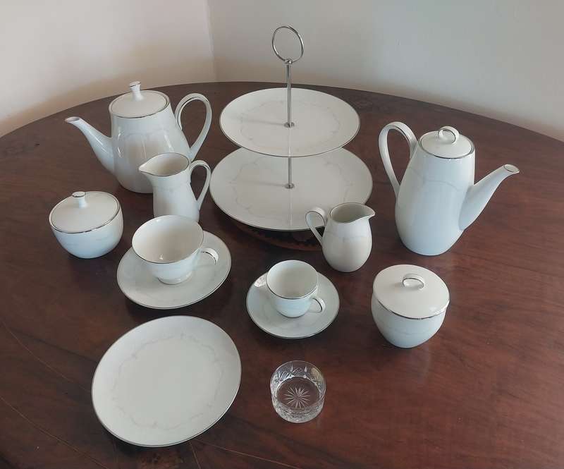 NORITAKE VINTAGE 24-PIECE TEA & COFFEE SERVICE - WHITEBROOK PATTERN