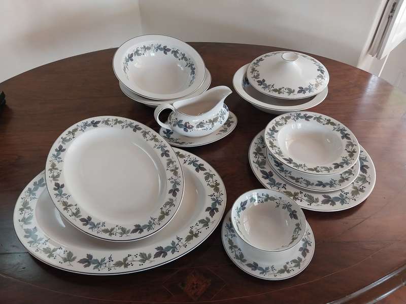 ROYAL DOULTON DINNER SERVICE
