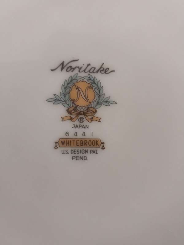 NORITAKE VINTAGE 40-PIECE DINNER SERVICE - WHITEBROOK PATTERN