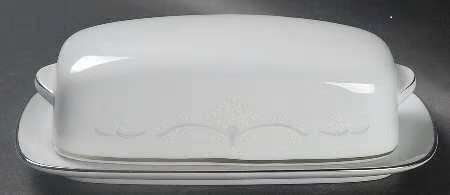 NORITAKE VINTAGE 40-PIECE DINNER SERVICE - WHITEBROOK PATTERN