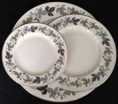 ROYAL DOULTON DINNER SERVICE