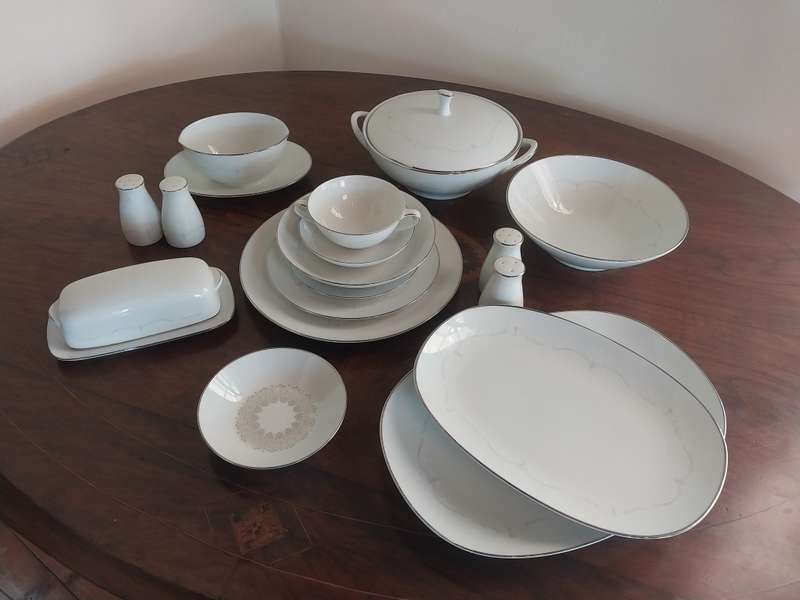NORITAKE VINTAGE 40-PIECE DINNER SERVICE - WHITEBROOK PATTERN