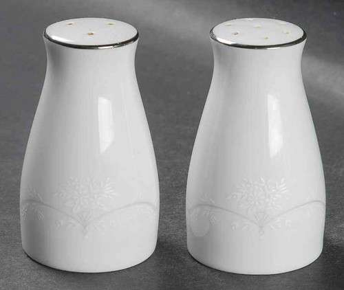NORITAKE VINTAGE 40-PIECE DINNER SERVICE - WHITEBROOK PATTERN