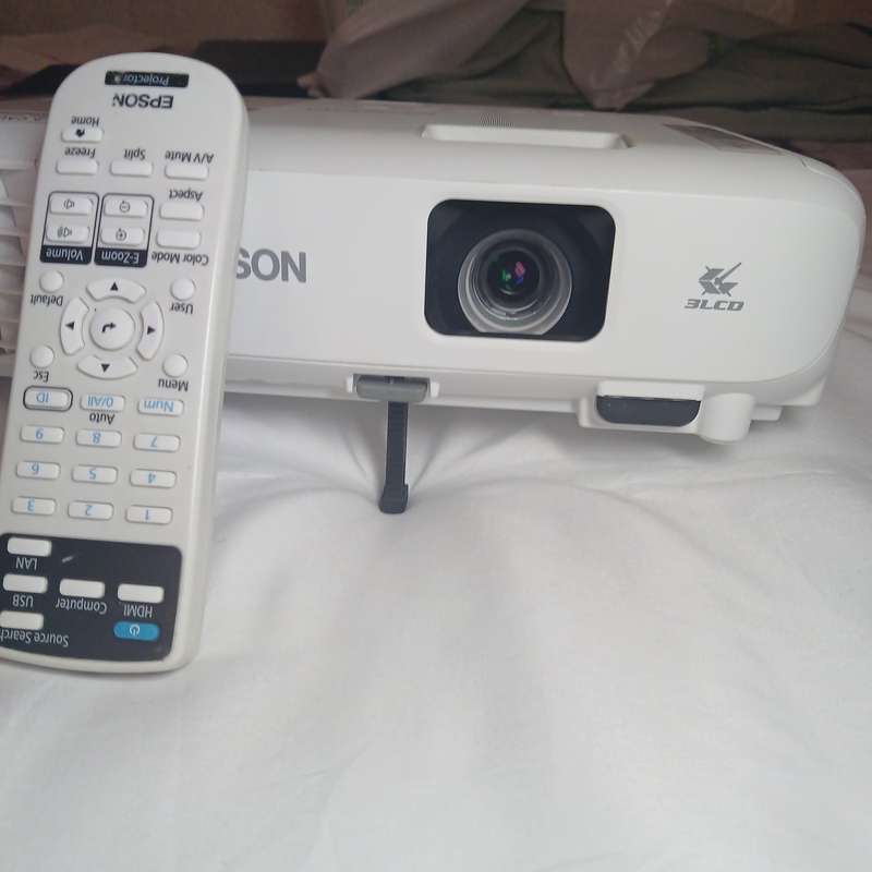 EPSON PROJECTOR EB-E01