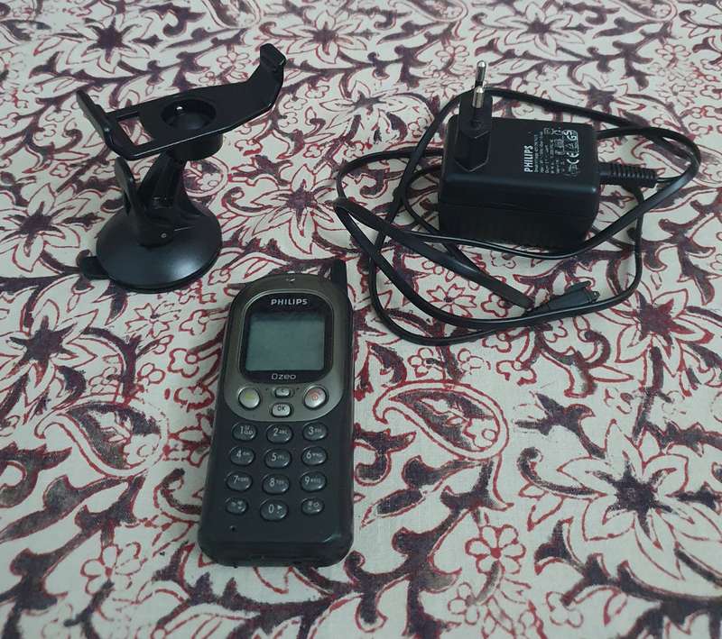 Old Car Radio & Philips Phone, Charger