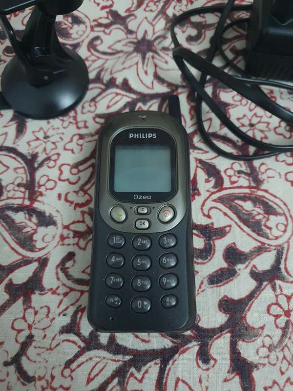 Old Car Radio & Philips Phone, Charger