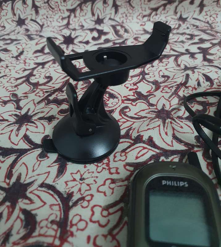 Old Car Radio & Philips Phone, Charger