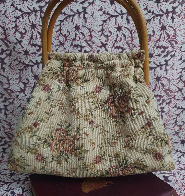 Vintage Floral Tapestry Fabric Hangbag with Wooden Handles & Purse