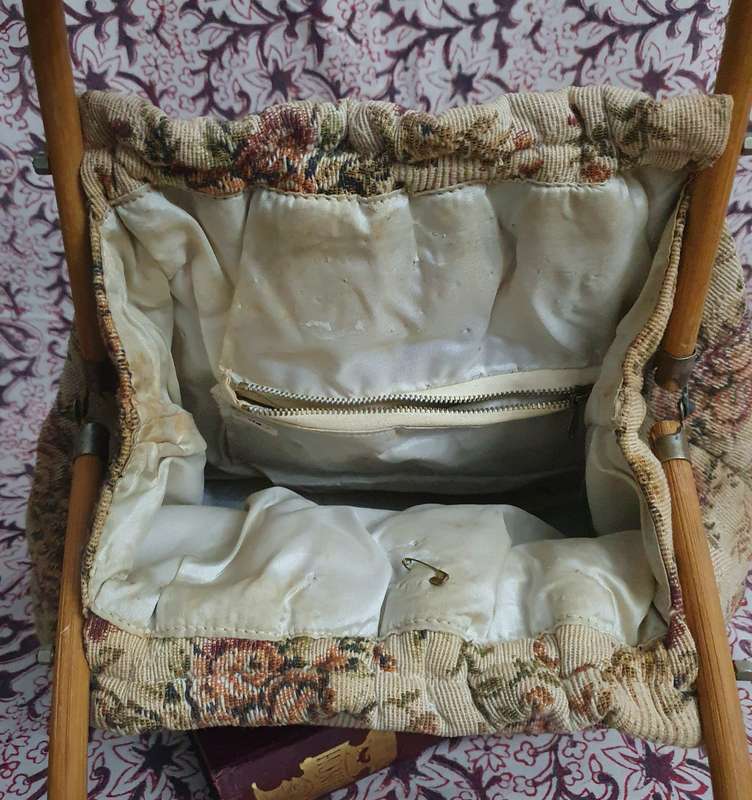 Vintage Floral Tapestry Fabric Hangbag with Wooden Handles & Purse