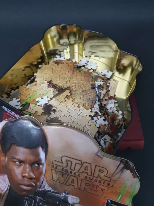 Starwars The Force Awakens Puzzle in Metal Tin ( Complete )