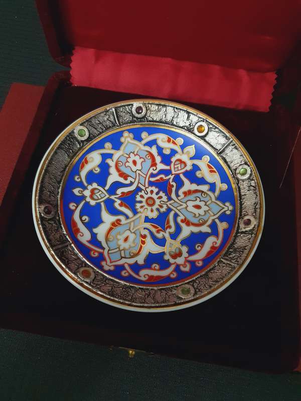 Vintage Kütahaya Porselen Hand Painted Decorative Plate in Maroon Velvet Box Turkish