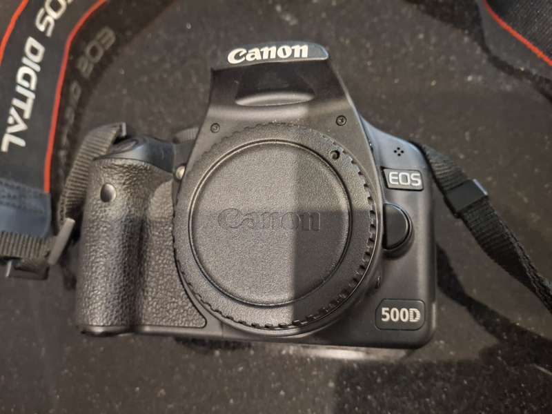 Canon EOS 500D EF-S 18-55 mm IS with Battery Pack (Used)