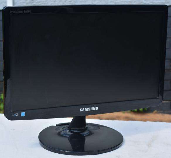 Samsung LCD Monitor S19a100n, 19 Inch, VGA and adapter