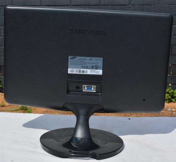 Samsung LCD Monitor S19a100n, 19 Inch, VGA and adapter