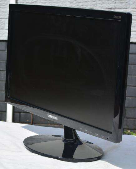 samsung lcd monitor s19d300ny, 19 Inch, vga and adapter