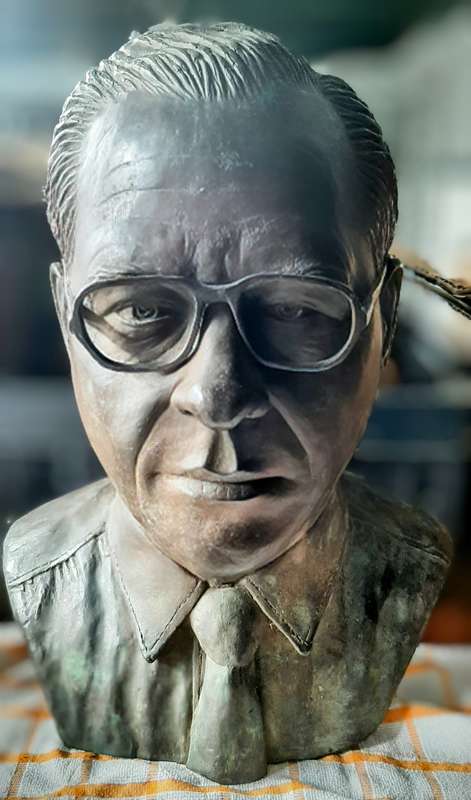 Prominent bronze bust from Hennie du toit 1985