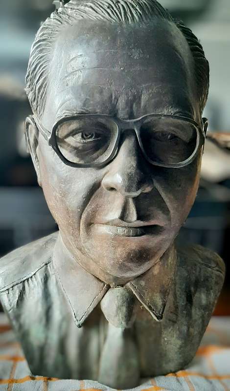 Prominent bronze bust from Hennie du toit 1985