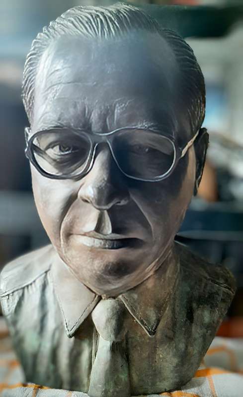 Prominent bronze bust from Hennie du toit 1985