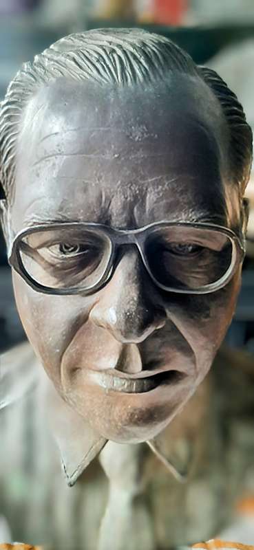 Prominent bronze bust from Hennie du toit 1985