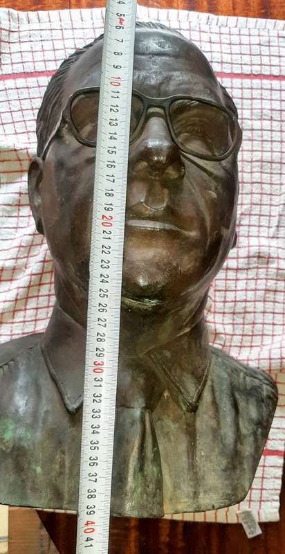 Prominent bronze bust from Hennie du toit 1985