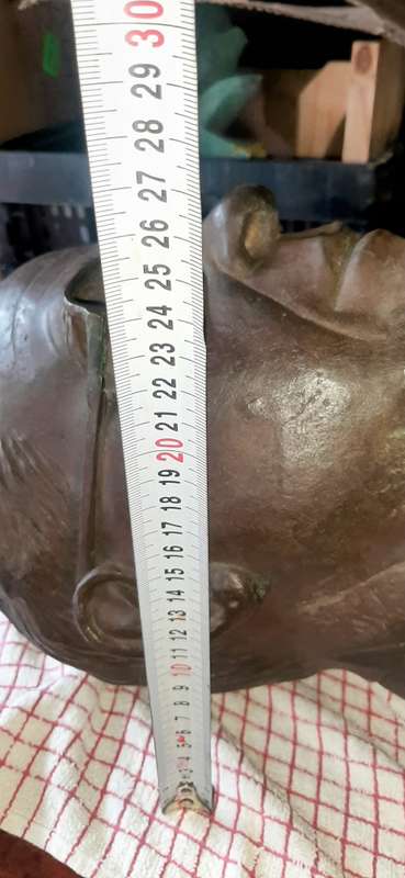 Prominent bronze bust from Hennie du toit 1985