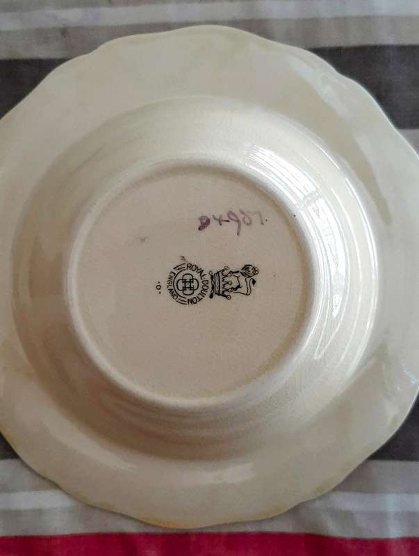 Royal Doulton plates.Ausie gumtree and English cottage series.Sam Weller Dickens bowl.All one price.