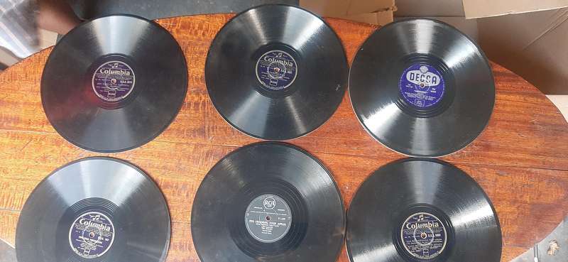 Selection of 8 vintage Gramophone records 78RPMwith various music.