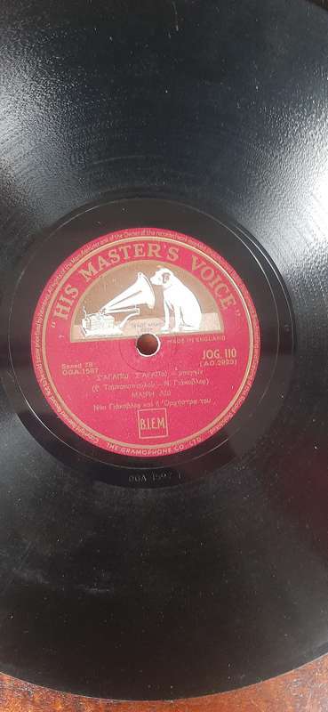 Selection of 8 vintage Gramophone records 78RPMwith various music.