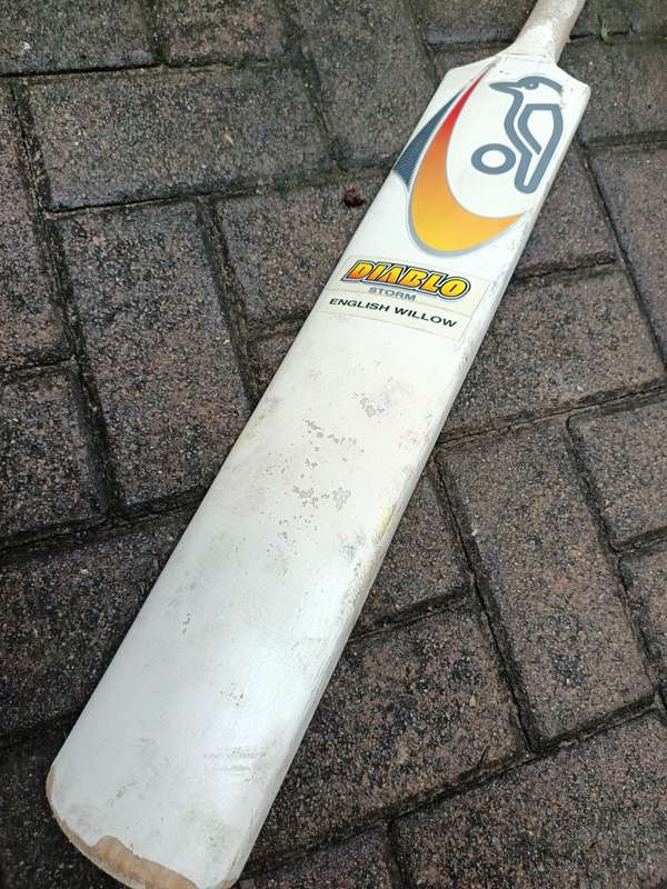 Kookaburra cricket bat