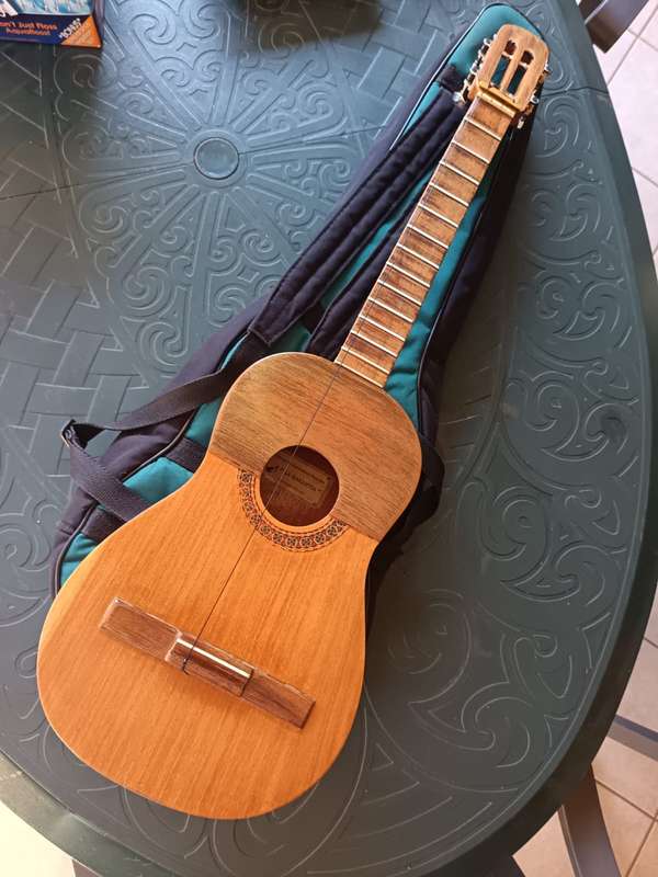 Tradional  Cuatro guitar