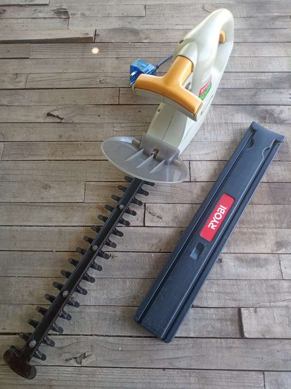 Ryobi 600w 420mm Hedge Trimmer