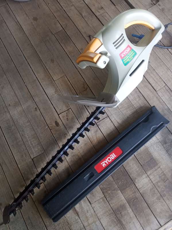 Ryobi 600w 420mm Hedge Trimmer
