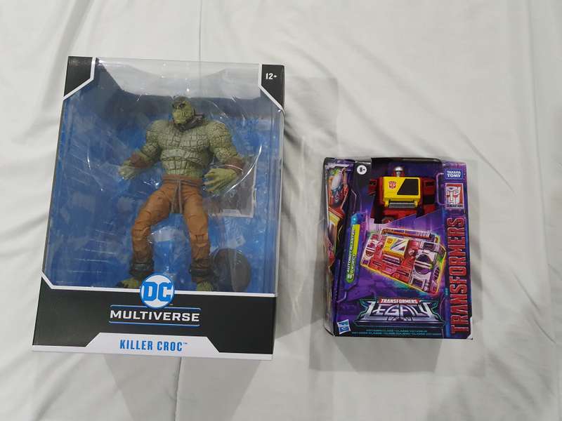 DC Multiverse  - Mega figure Killer Croc & Transformers WFC Kingdom - Autobot Blaster & Eject