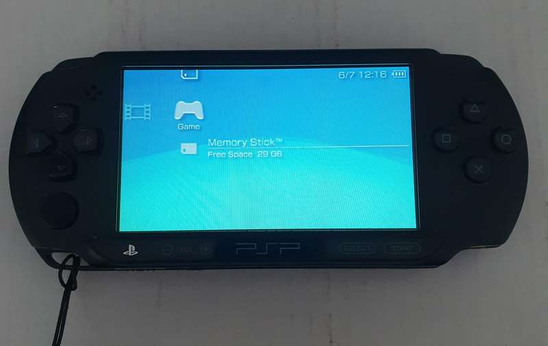 Sony PSP Street Console Boxed Complete + 32GB SD - PSP-E1008cb with 3 Games *TESTED*
