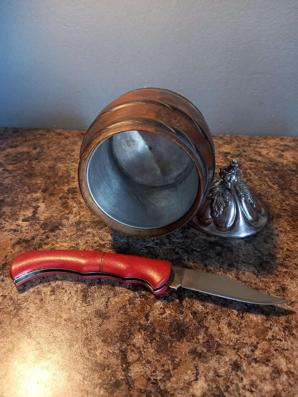 Ice bucket and knife