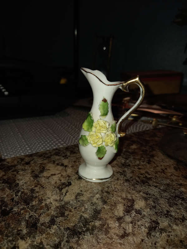 Vase, small but pretty