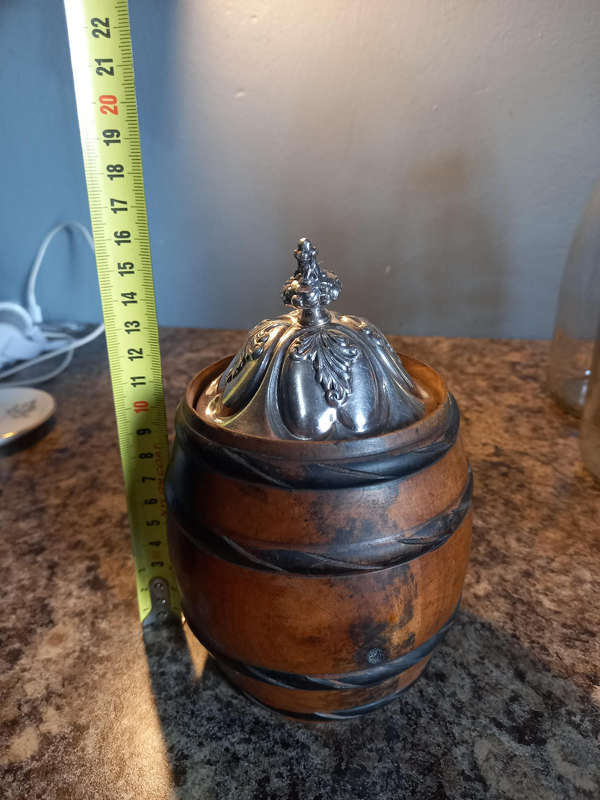 Ice bucket and knife