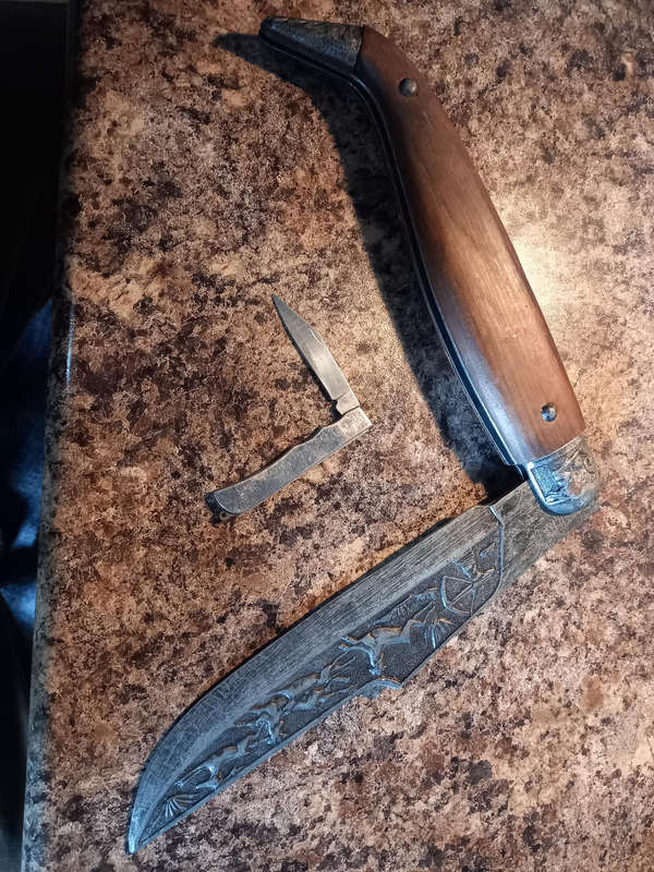 Giant display knife