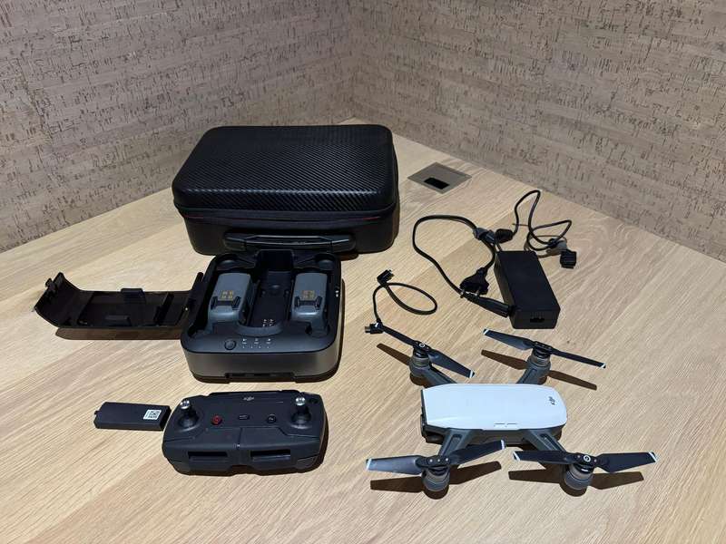 DJI Spark White + Controller + Portable Charging Station + 3 Batteries