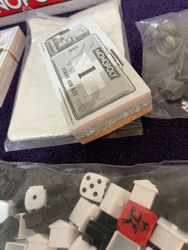 The Walking Dead Survival Edition - Monopoly Board Game