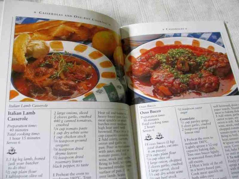 FAMILY CIRCLE FAVOURITE CASSEROLES & ONE-POTS