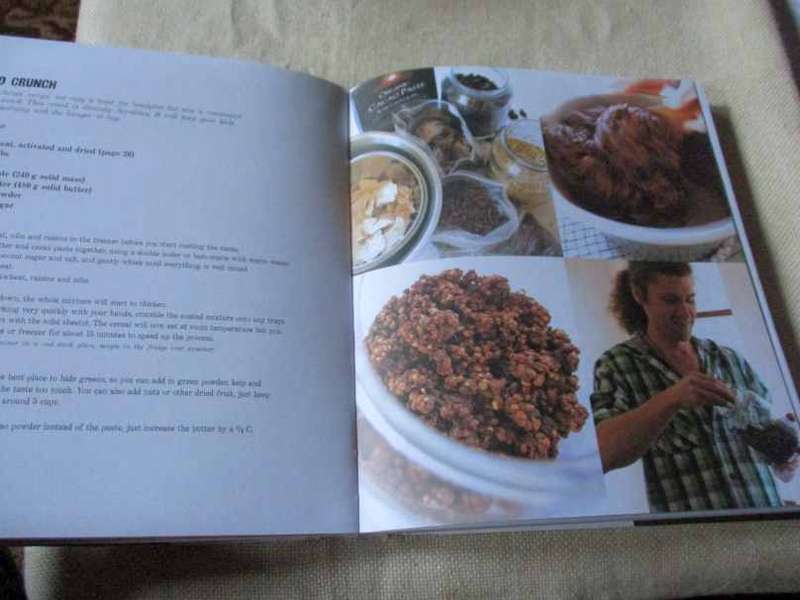 EASY LIVING FOOD - OVER 200 RAW RECIPES DESIGNED FOR GREAT TASTE - NATALIE REID & NOEL MARTEN