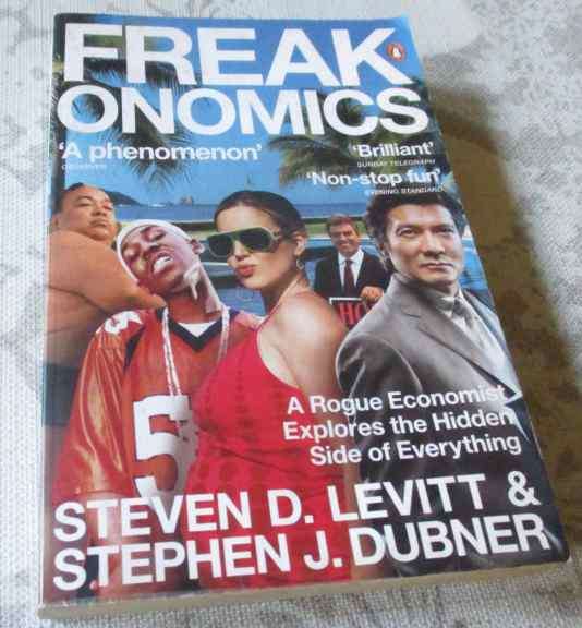 FREAKONOMICS - A ROGUE ECONOMIST EXPLORES THE HIDDEN SIDE OF EVERYTHING - STEVEN D LEVITT
