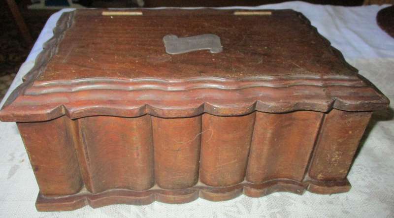 VINTAGE IMBUIA  SEWING BOX\CHEST 26,5 CM X 18'5 X 12CM