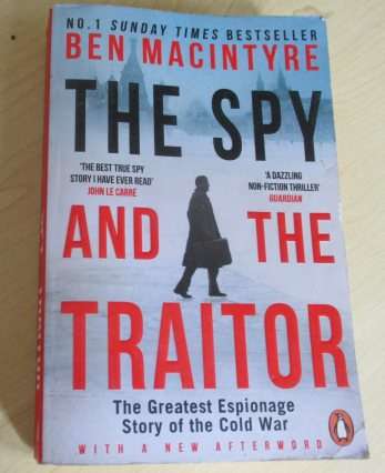 THE SPY AND THE TRAITOR - THE GREATEST ESPIONAGE STORY OF THE COLD WAR - BAN MACINTYRE