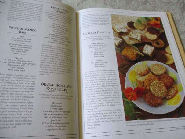 THE BEST OF BISCUITS & BREADS - LYNN BEDFORD HALL