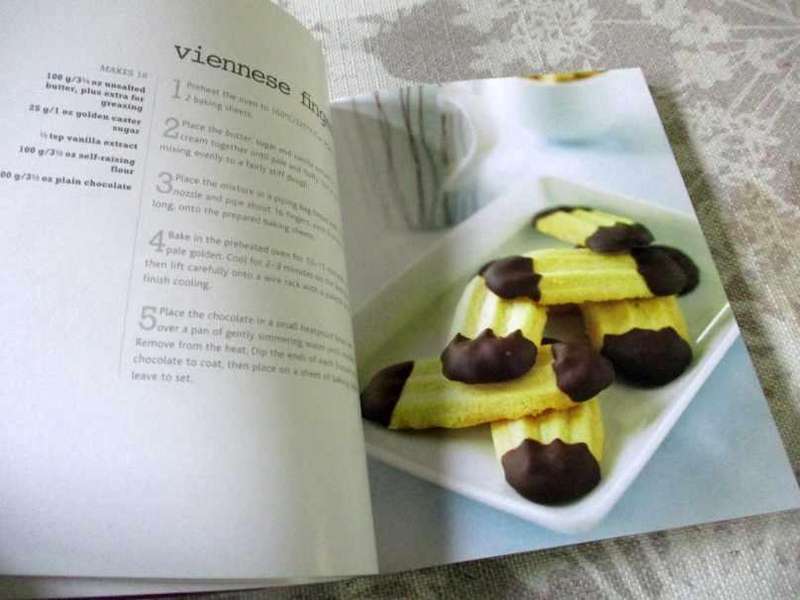 EASY CHOCOLATE - 100  FUSS-FREE RECIPES FOR EVERYDAY COOKING
