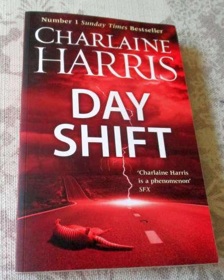 DAY SHIFT - CHARLAINE HARRIS