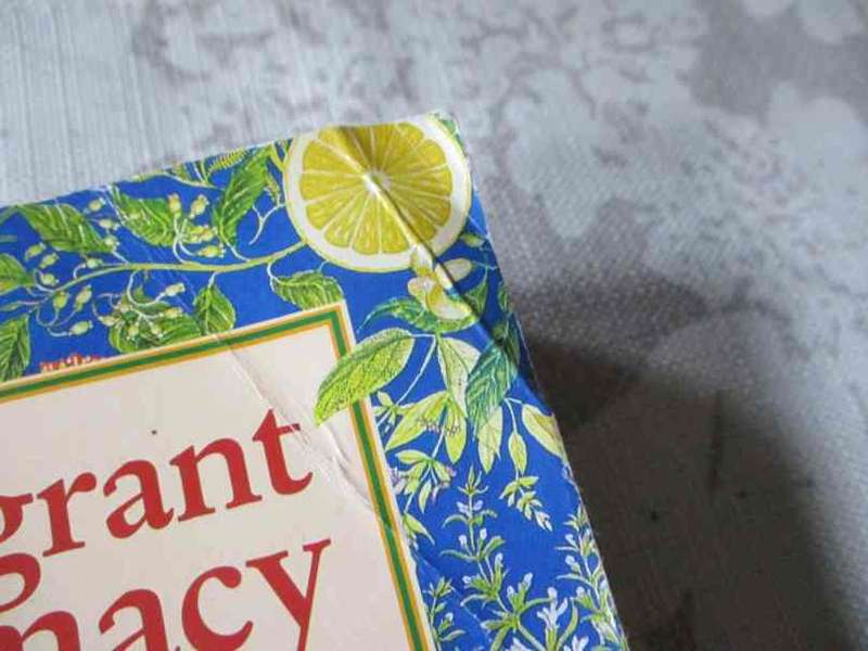 THE FRAGRANT PHARMACY - A COMPLETE GUIDE TO AROMATHERAPY & ESSENTIAL OILS - VALERIE ANN WORWOOD